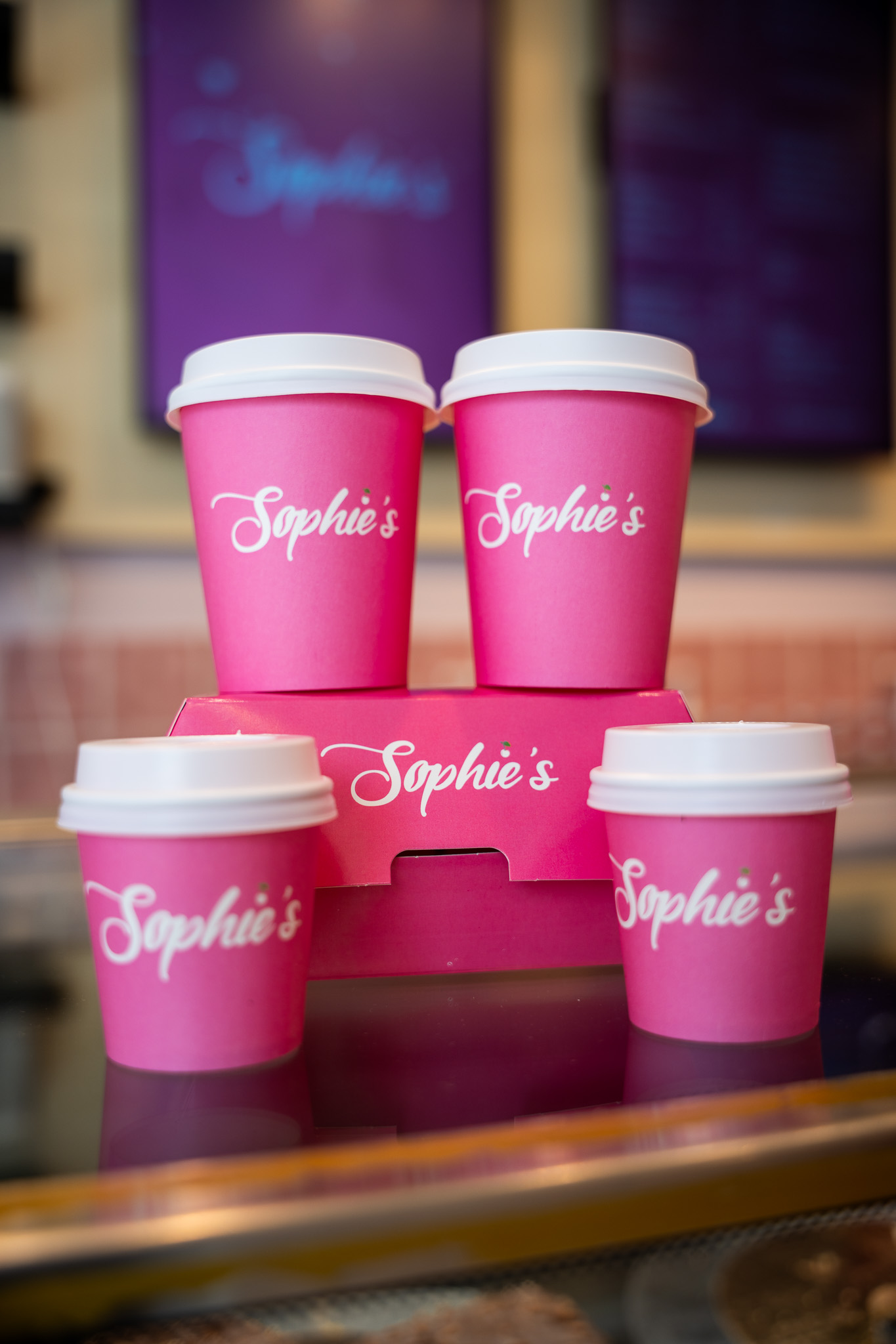 Roze koffiebekers om mee te nemen